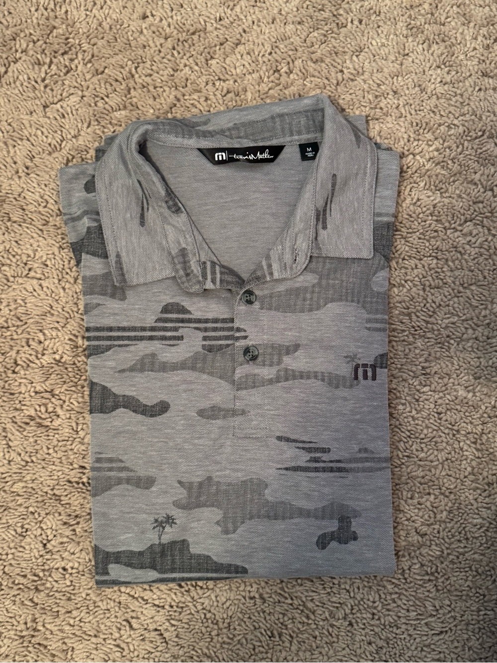 Travis Mathew polo, Med